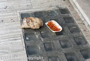 Viterbo - Siringhe abbandonate sul marciapiede, bottiglie vuote, bicchieri, confezioni di cibo e resti di bivacchi in via della Palazzina
