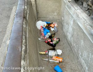 Viterbo - Siringhe abbandonate sul marciapiede, bottiglie vuote, bicchieri, confezioni di cibo e resti di bivacchi in via della Palazzina