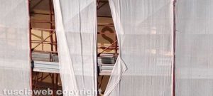 Liceo classico Mariano Buratti - Dietro i teloni dell'impalcatura si intravede la scritta rifatta "Casa del Balilla"