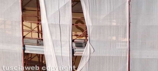 Liceo classico Mariano Buratti - Dietro i teloni dell'impalcatura si intravede la scritta rifatta "Casa del Balilla"
