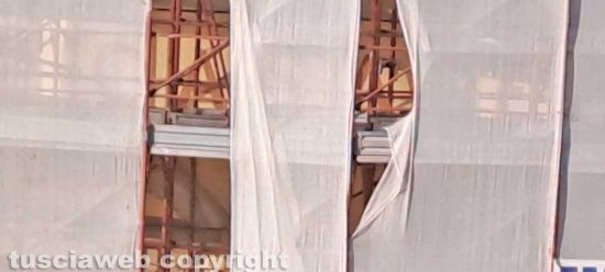 Liceo classico Mariano Buratti - Dietro i teloni dell'impalcatura si intravede la scritta rifatta "Casa del Balilla"
