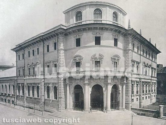 Liceo classico Mariano Buratti - L'edificio il giorno dell'inaugurazione il 5 maggio del 1937 alla presenza di Renato Ricci fondatore dell'Opera nazionale Balilla