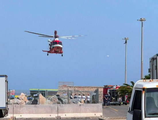 Anzio - Catamarano in fiamme a largo di Tar San Lorenzo