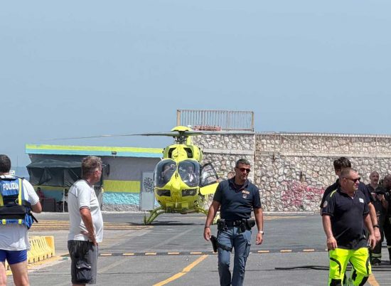 Anzio - Catamarano in fiamme a largo di Tar San Lorenzo