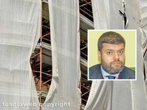 Liceo classico Mariano Buratti - Dietro i teloni dell'impalcatura si intravede la scritta rifatta "Casa del Balilla" - Nel riquadro Alessandro Romoli