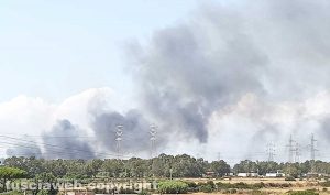 Nube di fumo nero a Civitavecchia