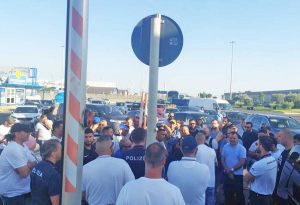 La protesta dei passeggero al porto di Civitavecchia