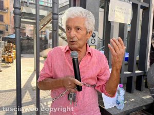 Viterbo - Liceo classico - Il Buratti non si tocca - Paolo Bianchini incatenato al cancello