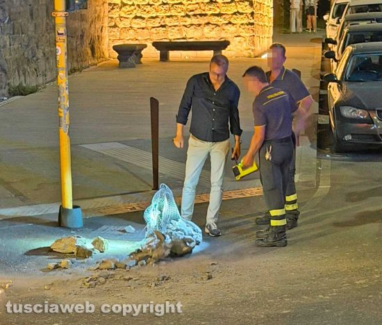 Viterbo - Fregio crolla da porta della Verità, sfiorata la tragedia