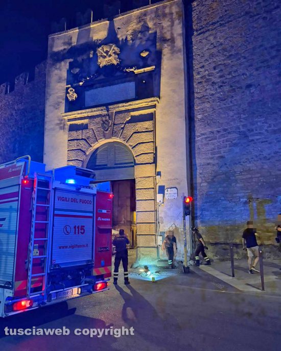 Viterbo - Fregio crolla da porta della Verità, sfiorata la tragedia