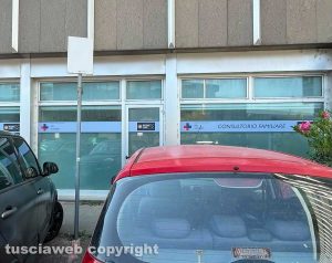Viterbo - Il cartello sbiadito del parcheggio per le donne in gravidanza