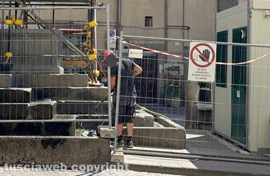 Viterbo - Restauro di Fontana Grande, operaio senza casco