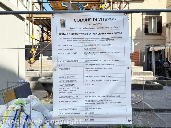 Viterbo - Restauro di Fontana Grande, operaio senza casco