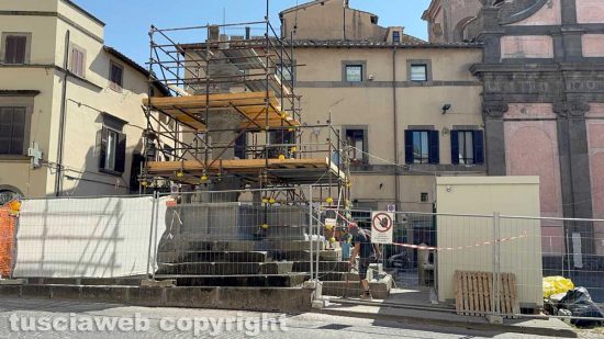 Viterbo - Restauro di Fontana Grande, operaio senza casco