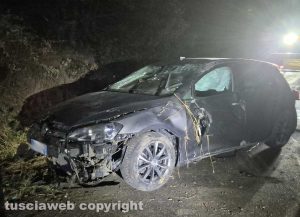 Montefiascone - Auto sbanda e finisce fuori strada sulla Verentana