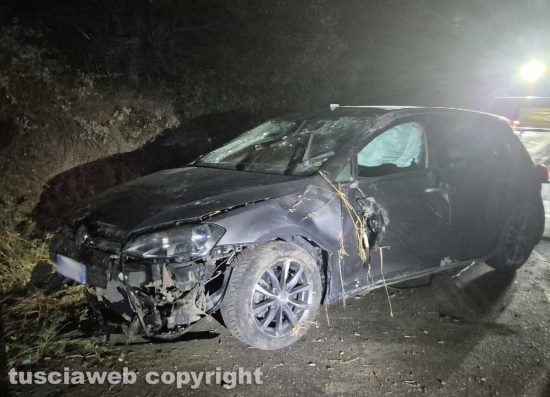 Montefiascone - Auto sbanda e finisce fuori strada sulla Verentana