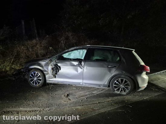 Montefiascone - Auto sbanda e finisce fuori strada sulla Verentana