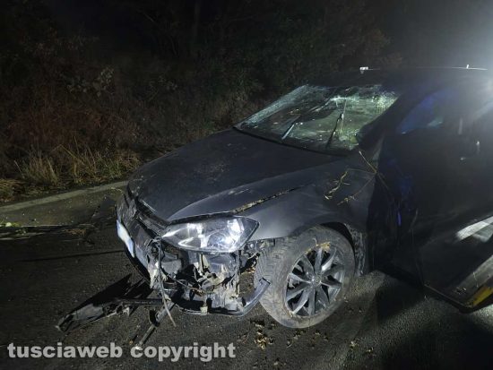 Montefiascone - Auto sbanda e finisce fuori strada sulla Verentana