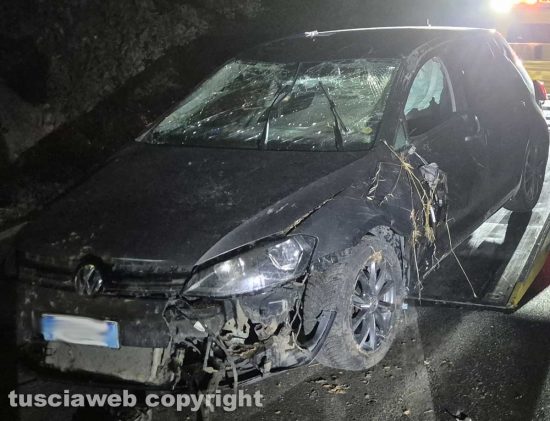 Montefiascone - Auto sbanda e finisce fuori strada sulla Verentana