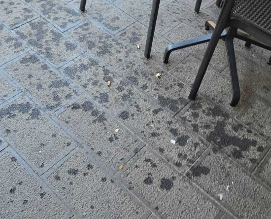 Tarquinia - Lanciato olio su tavoli e sedie in un ristorante