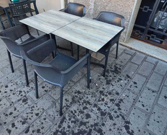 Tarquinia - Lanciato olio su tavoli e sedie in un ristorante