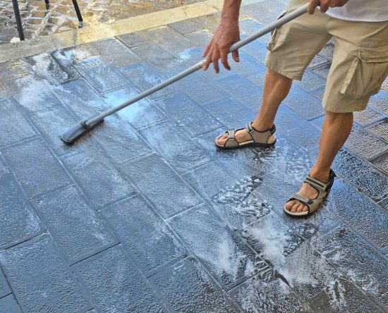 Tarquinia - Lanciato olio su tavoli e sedie in un ristorante