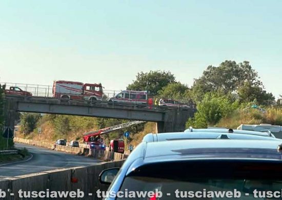 Formello - Uomo tenta di buttarsi dal cavalcavia sulla Cassia bis