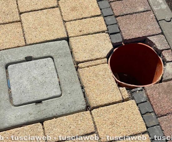 Il buco dove è caduta e si è ferita una donna a Montalto Marina