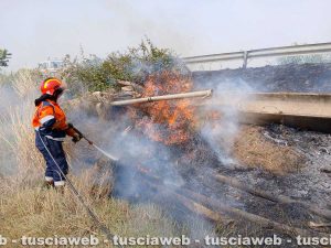 Tarquinia – Tre incendi in poche ore, fiamme in diverse zone del territorio e pesanti disagi alla viabilità
