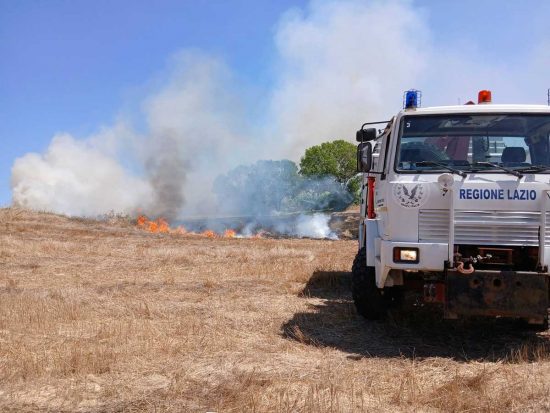Tarquinia - Incendio zona strada dell'Acquetta