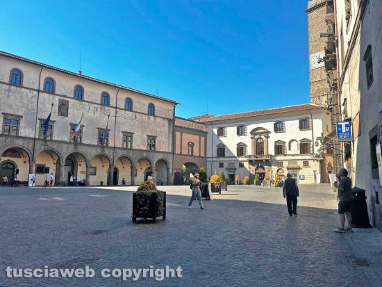 Viterbo - Piazza del Comune a Ferragosto