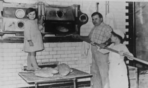 Graffignano - Anno 1956 - Foto storica del panificio con nonno Placido Oddo