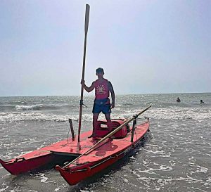Un bagnino con il remo alzato