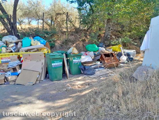 Viterbo - Isola ecologica allo sbando in strada Canale