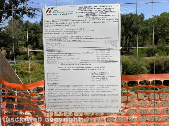 Il cartello dei lavori al ponte ferroviario in località Ponte dei Quarti a Tobia