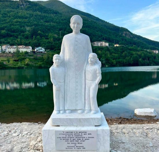 Il monumento a don Milani sulla riva del lago di Vagli