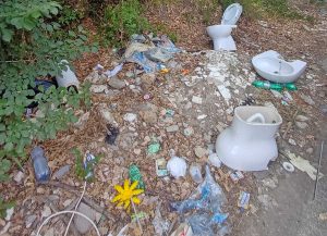 Rifiuti abbandonati al parco di Bracciano