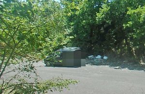 Rifiuti abbandonati al parco di Bracciano