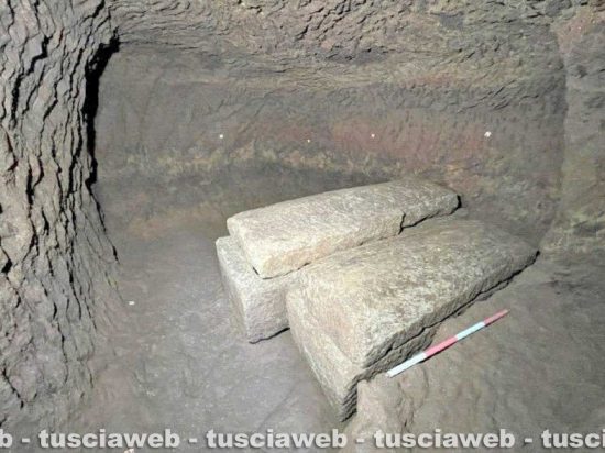 Necropoli del Casalaccio - La camera funeraria della tomba 3 a scavo ultimato con due sarcofagi