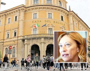 Simulazione – Come sarà il liceo classico Mariano Buratti con l’insegna “Casa del Balilla” (Immagine creata con IA) - Nel riquadro Margherita Eichberg