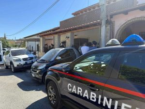 Roma - Montesacro - Marito, moglie e figlia di trovati morti in casa - I carabinieri sul posto