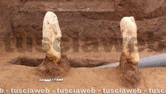 Necropoli del Casalaccio - La tomba 17, l’unica a conservare i segnacoli superficiali (due grosse pietre calcaree verticali) in corrispondenza del capo dell’inumato