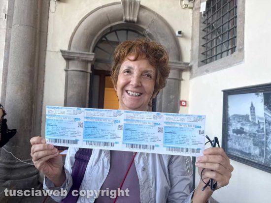 Santa Rosa - La signora Elisabetta con i biglietti
