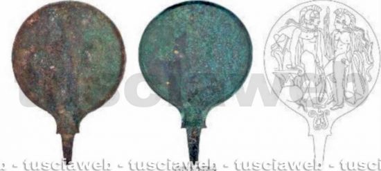 Pian di Giorgio - Uno specchio rinvenuto tra i corredi funerari, prima e dopo il restauro