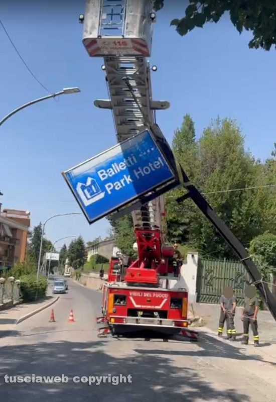 Viterbo - Insegna del Balletti park hotel a rischio crollo - Sul posto i vigili del fuoco