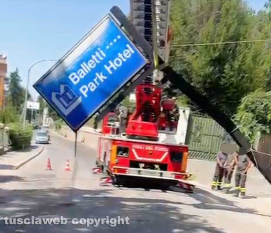 Viterbo - Insegna del Balletti park hotel a rischio crollo - Sul posto i vigili del fuoco