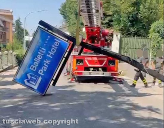 Viterbo - Insegna del Balletti park hotel a rischio crollo - Sul posto i vigili del fuoco