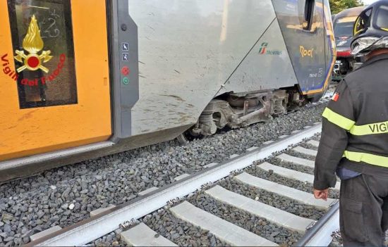 Montelibretti - Vigili del fuoco - Treno esce dai binari