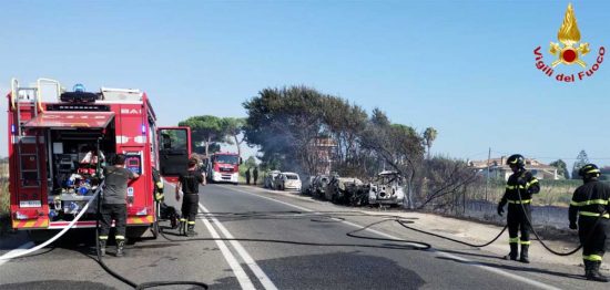 Santa Marinella - Vasto incendio di sterpaglie sull'Aurelia, nove auto divorate dalle fiamme