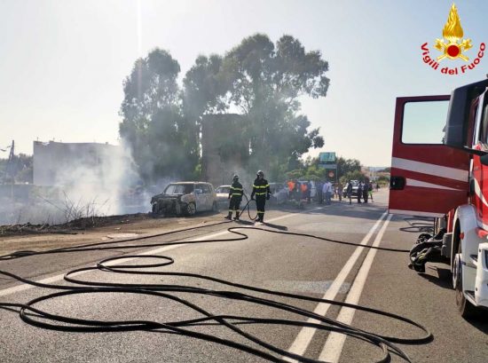 Santa Marinella - Vasto incendio di sterpaglie sull'Aurelia, nove auto divorate dalle fiamme